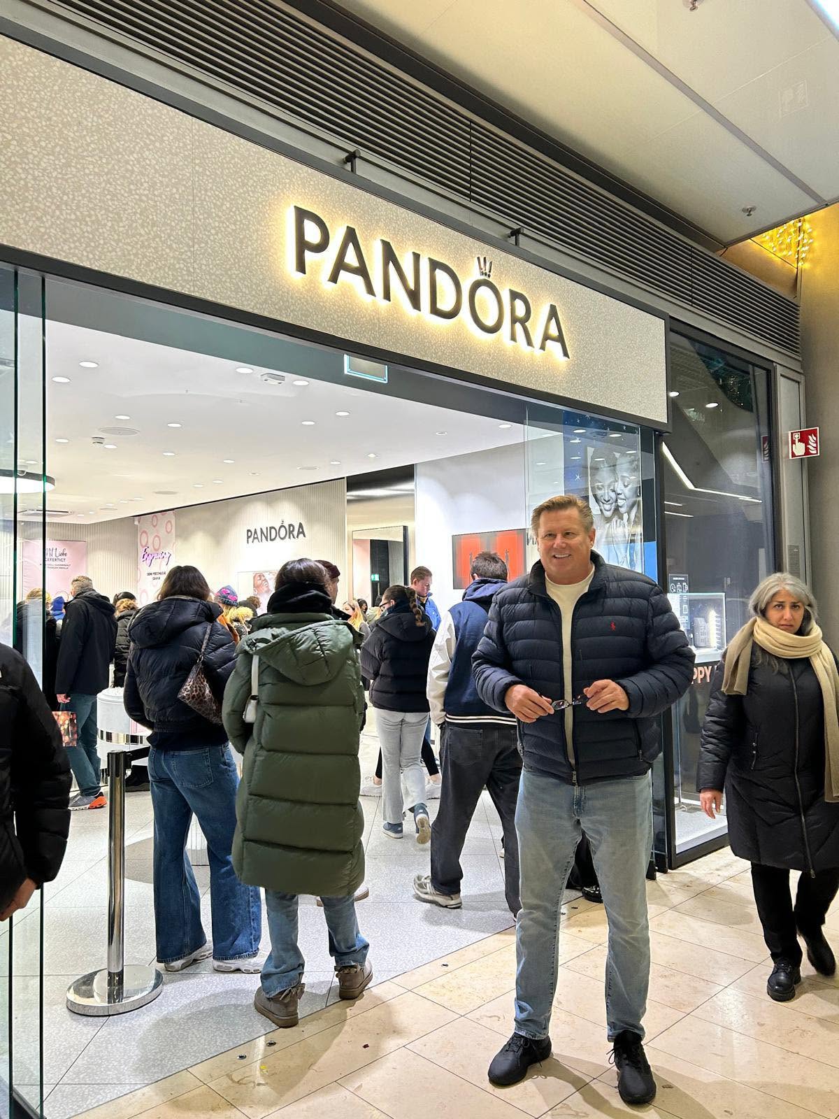 Jesper Nielsen foran en Pandora-butik